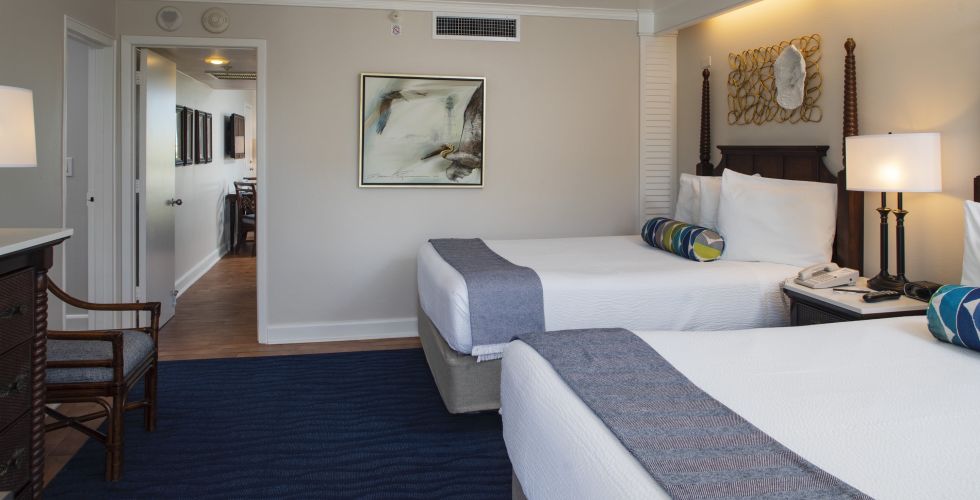 A Bedroom With A Bed In A Hotel Room