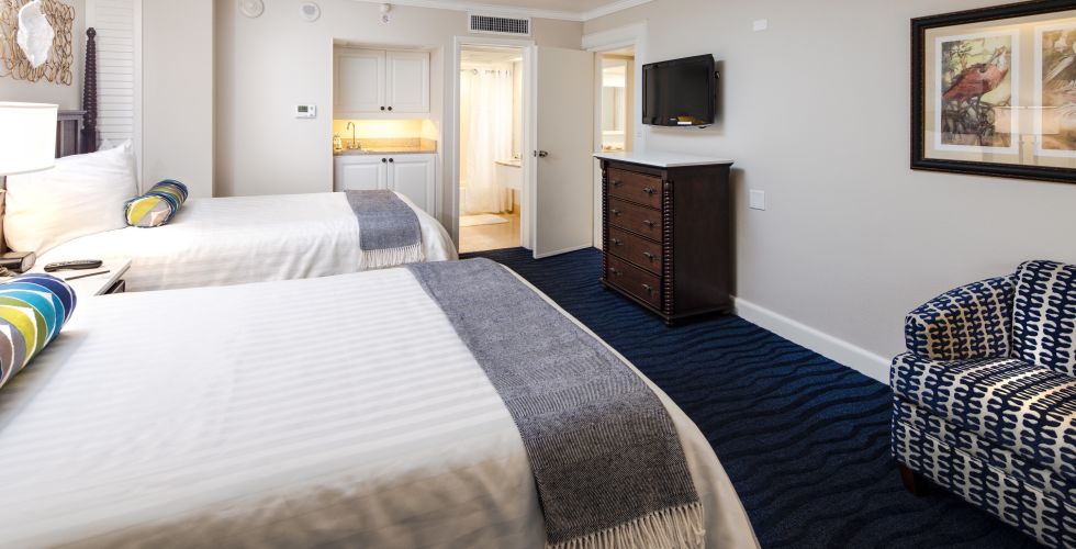 A Bedroom With A Bed In A Hotel Room