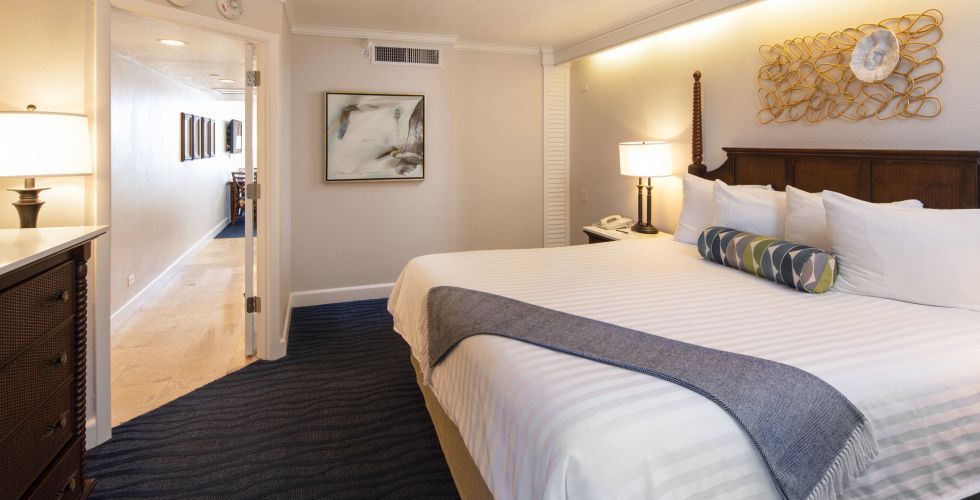 A Bedroom With A Bed In A Hotel Room