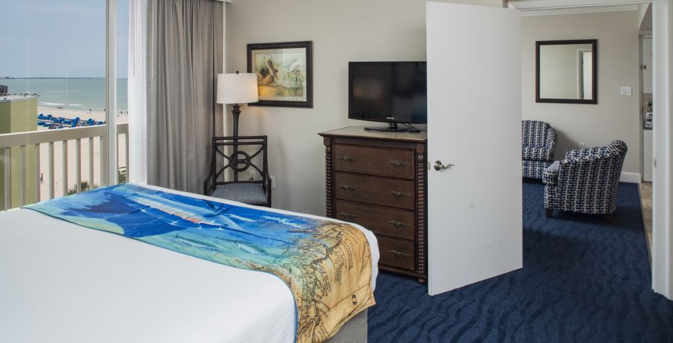 A Bedroom With A Bed In A Hotel Room