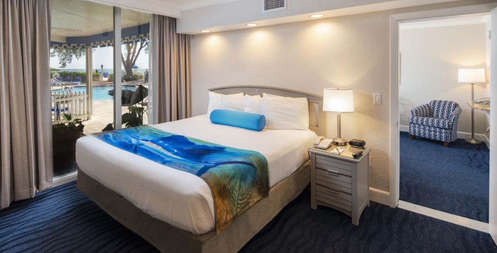 A Bedroom With A Bed In A Hotel Room