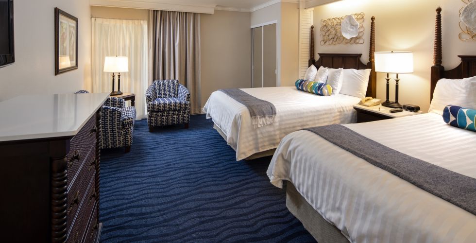 A Bedroom With A Large Bed In A Hotel Room